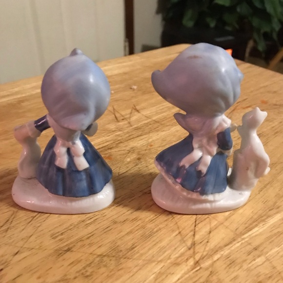 2 VTG CERAMIC PORCELAIN LITTLE GIRLS BLUE DRESSES WITH KITTEN FIGURINES KOREA - Picture 3 of 6